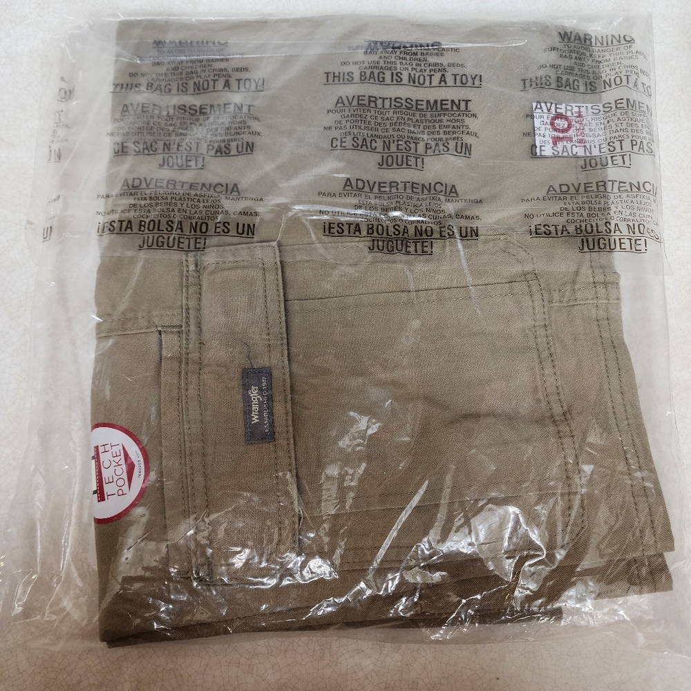 Wrangler Men's ATG Flex 10" Cargo Shorts - Size 36 - Picture 2 of 7